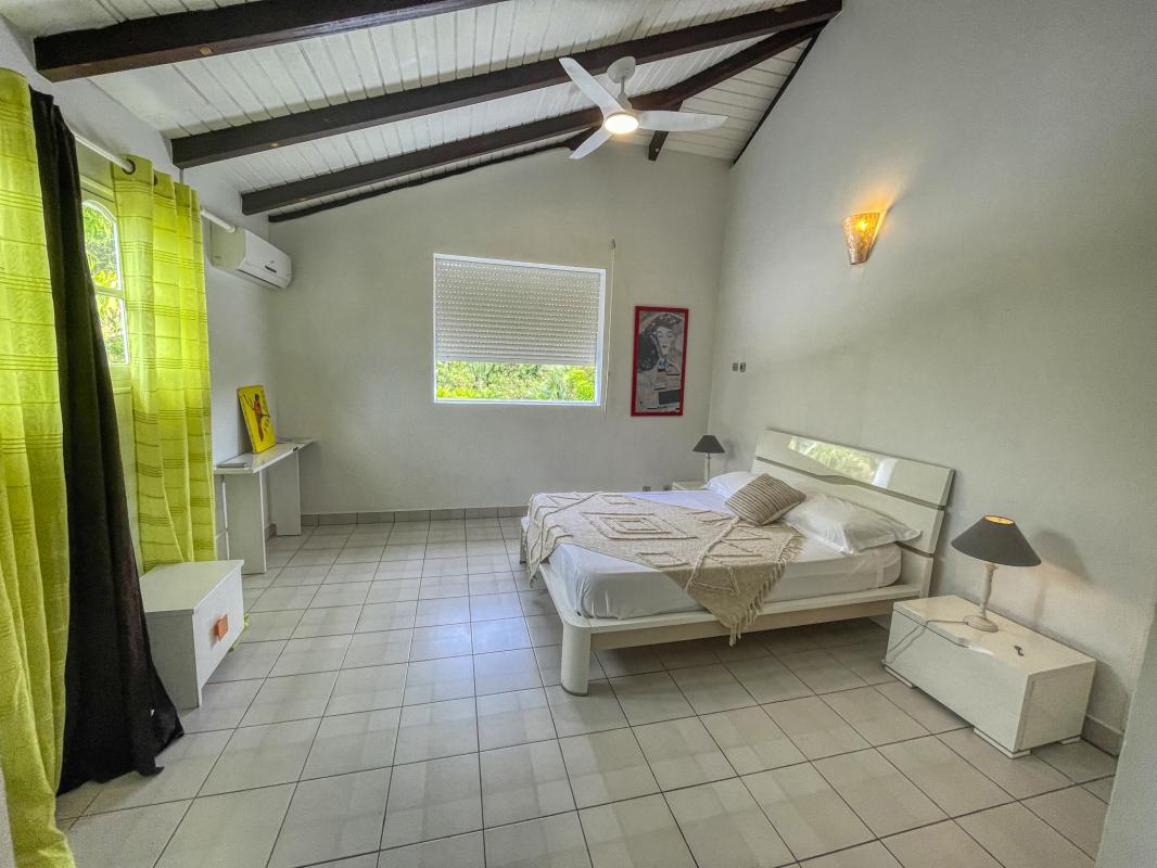 28.Location villa piscine Saint François Guadeloupe_Chambre étage